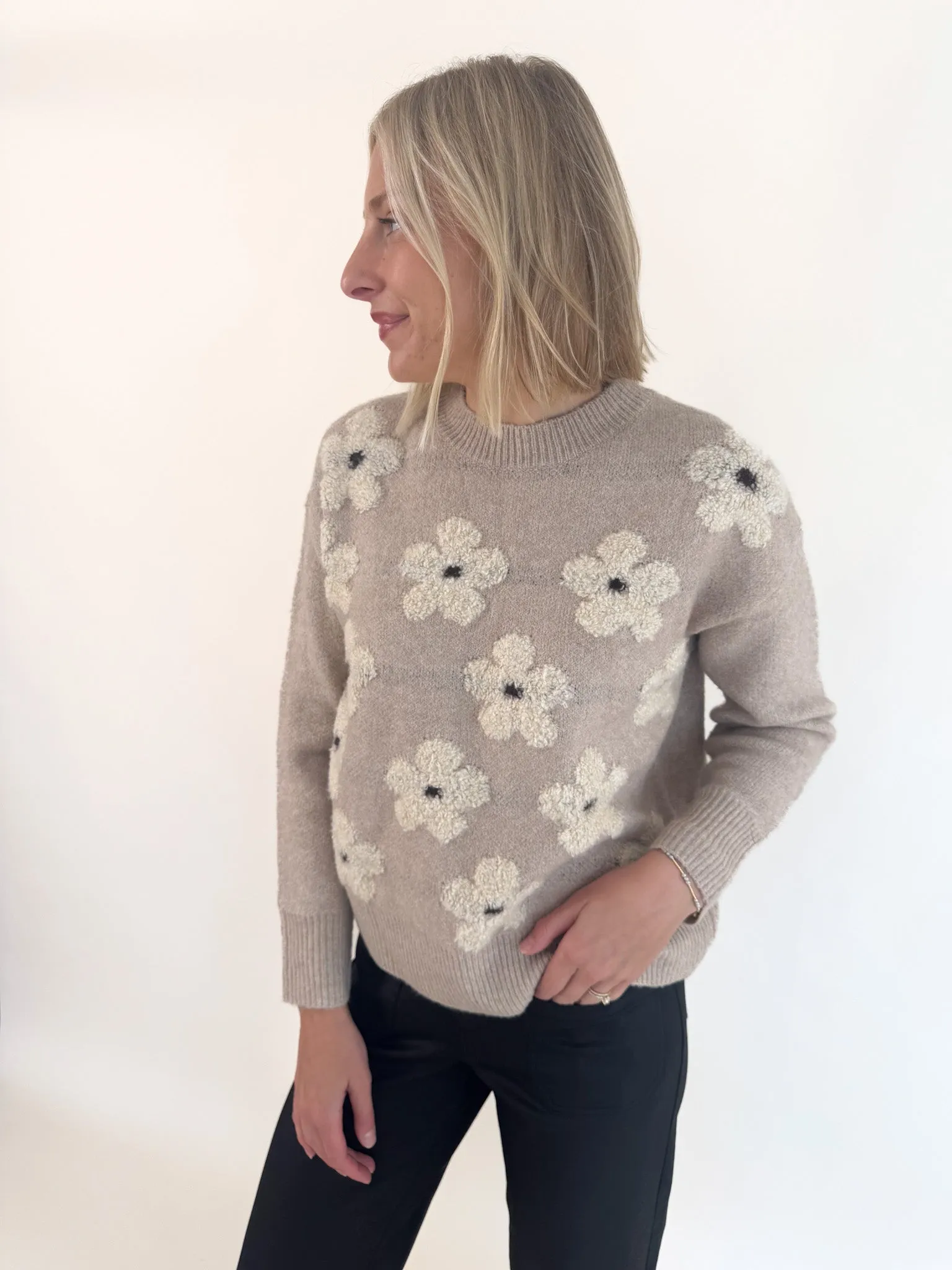 Hypoallergenic Fiber Cozy Design Wear Flower Jacquard Crewneck Sweater