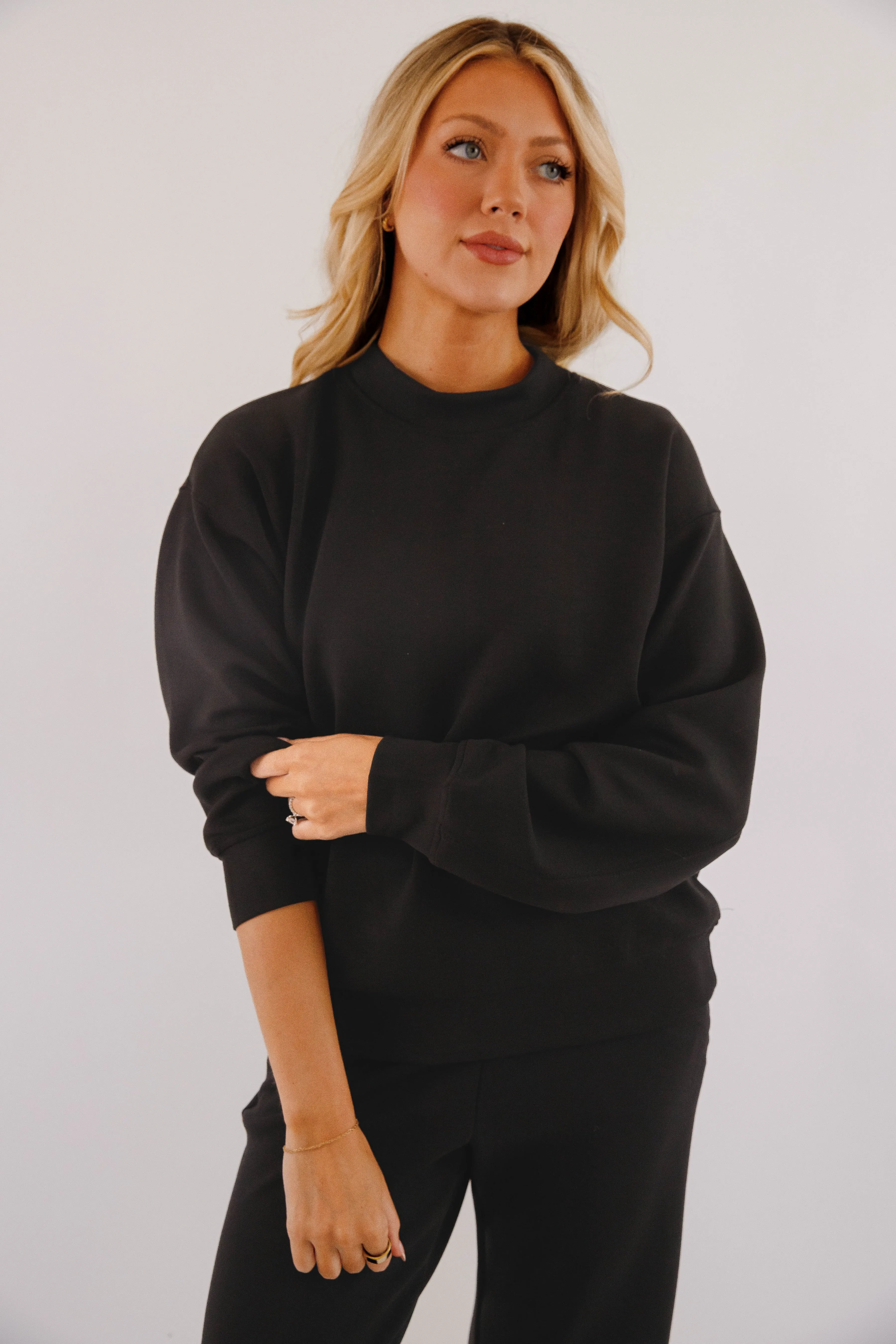 Chunky Yarn Chilly Ready Gathering Miles Pullover-Black