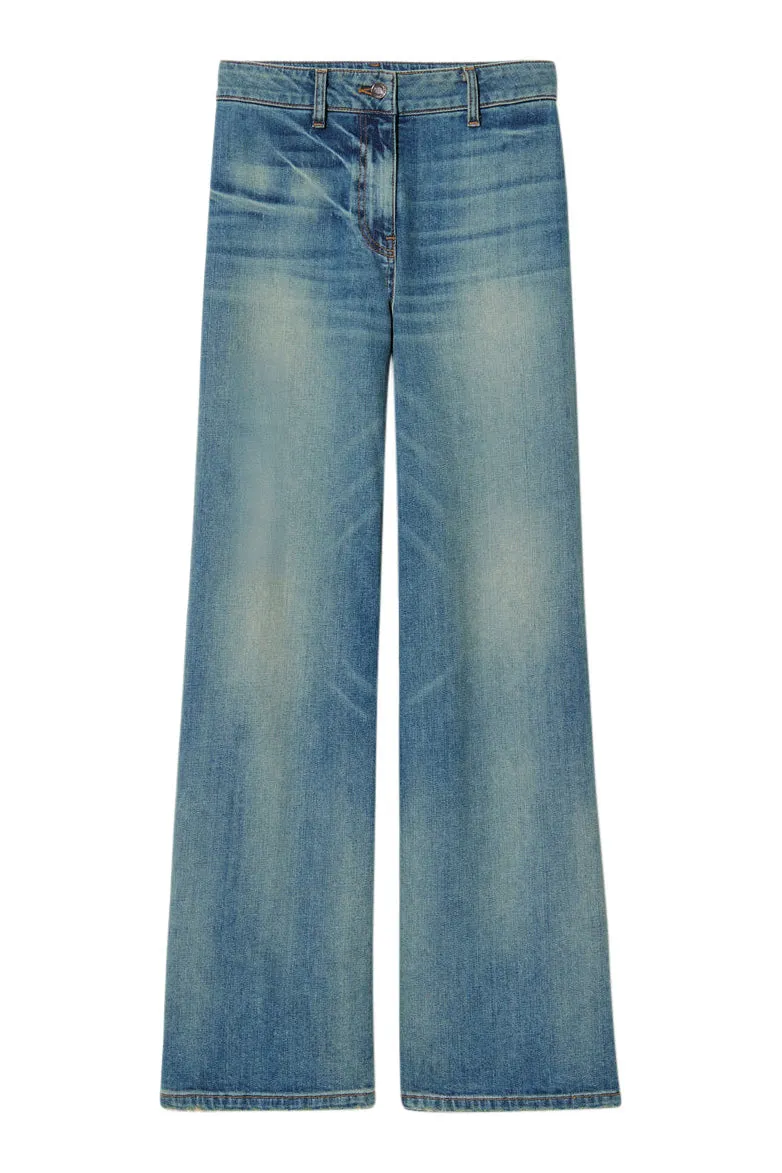 Casual Friday Parent Style Travel Outfit Smart Utility Nili Lotan Megan Jeans in Summer Wash
