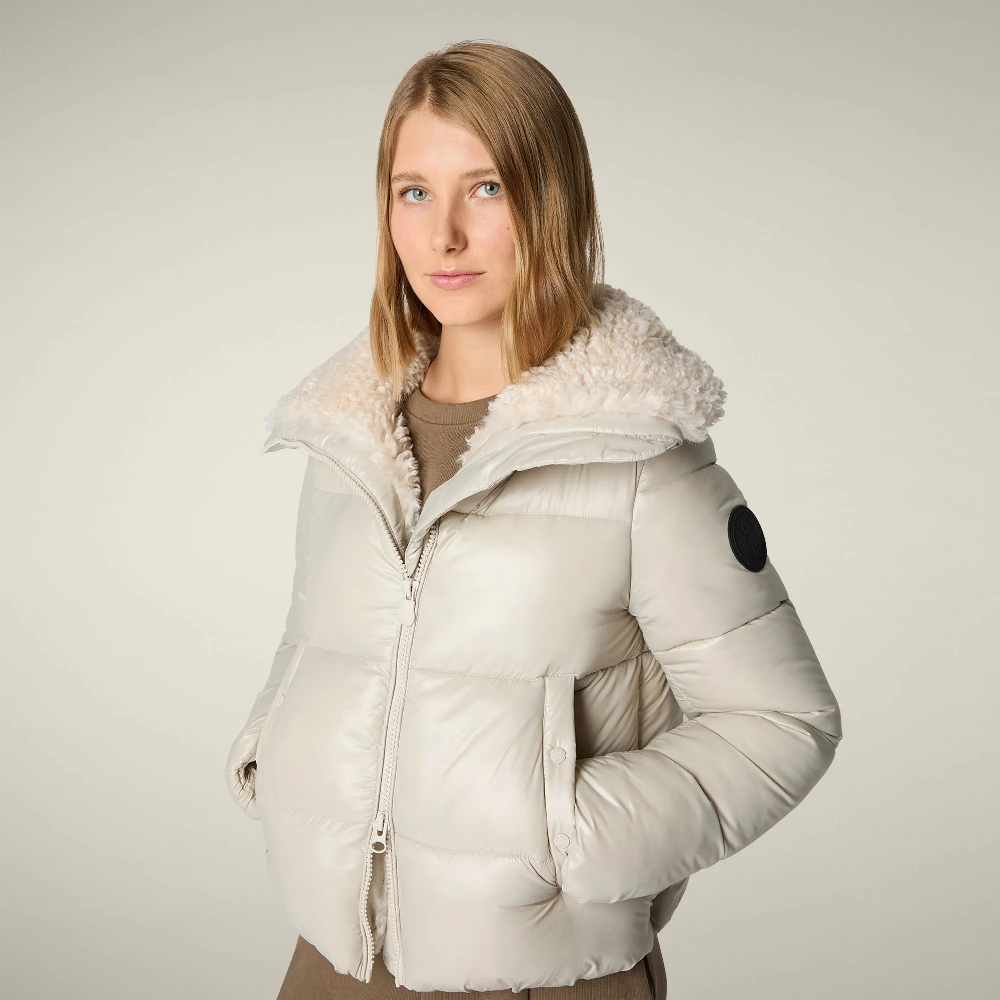 Adaptive Layering System Flexible Shoulder Panels Women's Animal free puffer jacket Moma in rainy beige